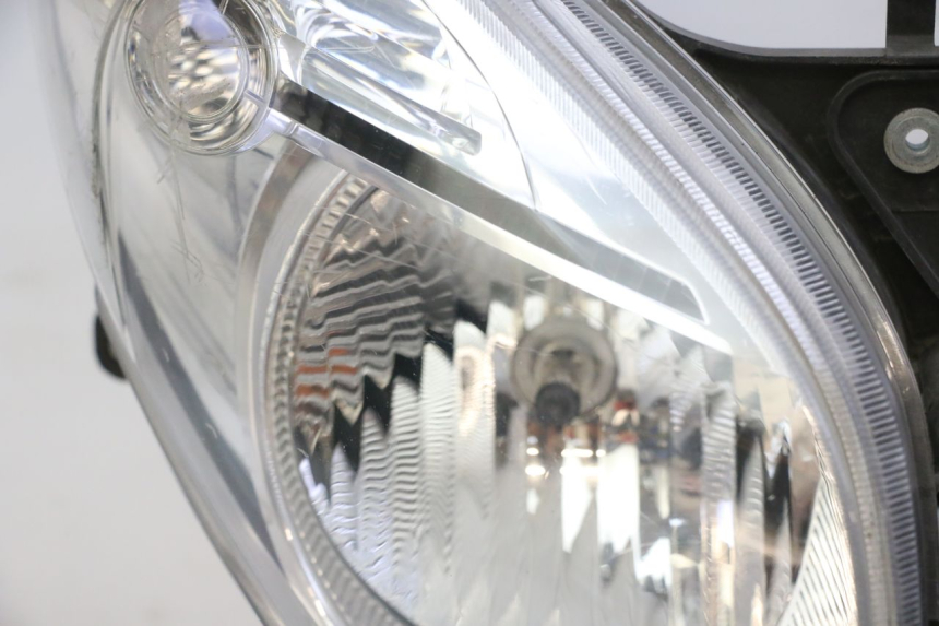 photo de FANALE ANTERIORE HONDA FES S-WING SWING ABS 125 (2007 - 2015) - Primo piano ad alta risoluzione