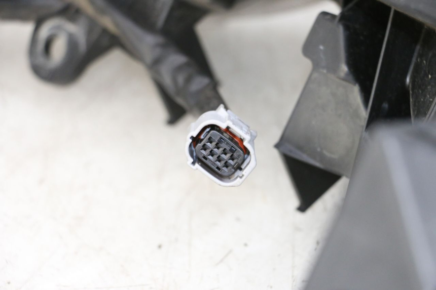 photo de FARO ANTERIORE HONDA FORZA 125 (2015 - 2016) - Stato della superficie e materiale