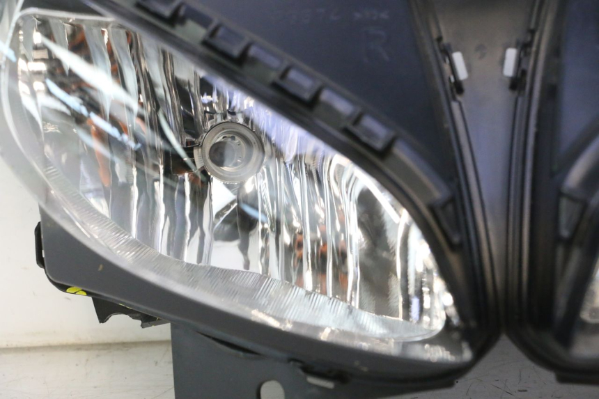 photo de FARO ANTERIORE YAMAHA FZ8 800 (2010 - 2016) - Zoom sullo stato d'uso