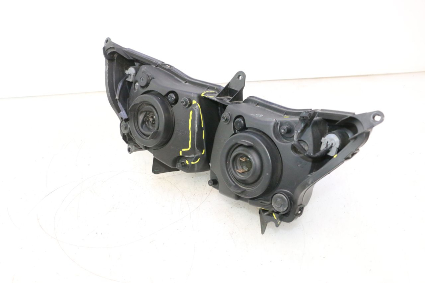 photo de FARO ANTERIORE YAMAHA FZ8 800 (2010 - 2016) - Dettaglio del componente