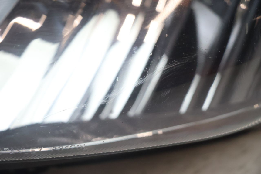 photo de FARO ANTERIORE SINISTRA SUZUKI BURGMAN EXECUTIVE ABS 650 (2006 - 2012) - Zoom sullo stato d'uso