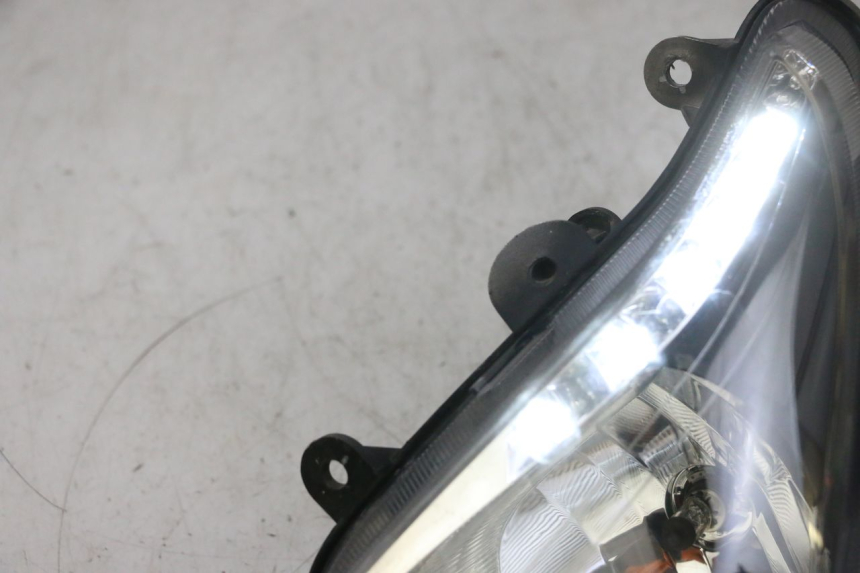 photo de FARO ANTERIORE SINISTRA SYM GTS EVO 125 (2009 - 2013) - Zoom sullo stato d'uso