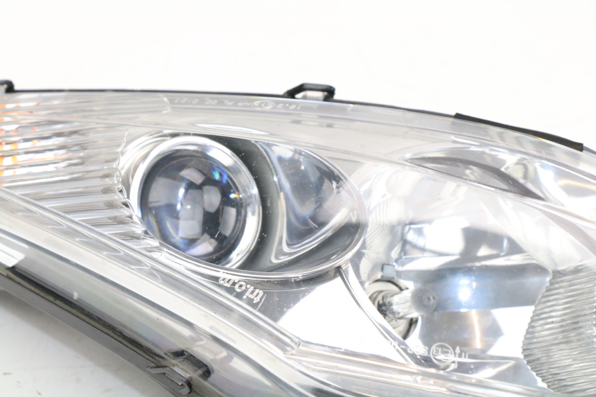 photo de FANALE ANTERIORE SINISTRO PEUGEOT SATELIS COMPRESSOR K15 125 (2006 - 2009) - Caratteristiche distintive