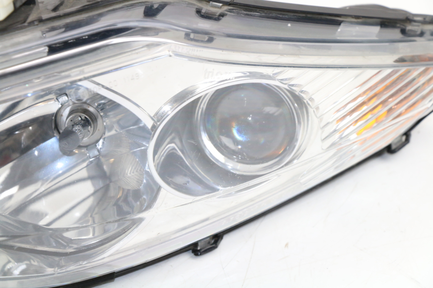 photo de FANALE ANTERIORE SINISTRO PEUGEOT SATELIS COMPRESSOR K15 125 (2006 - 2009) - Focus sulla struttura