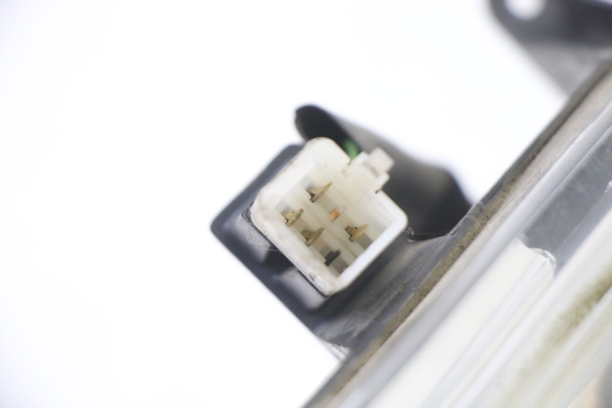 photo de FARO ANTERIORE SINISTRA PEUGEOT SATELIS 250 (2006 - 2012) - Stato della superficie e materiale