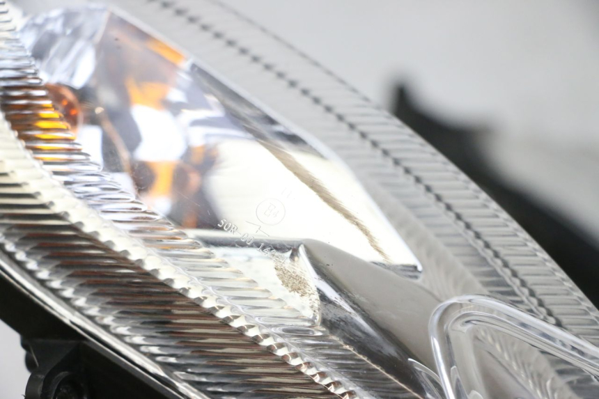 photo de FANALE ANTERIORE PEUGEOT KISBEE 4T 50 (2010 - 2017) - Stato della superficie e materiale