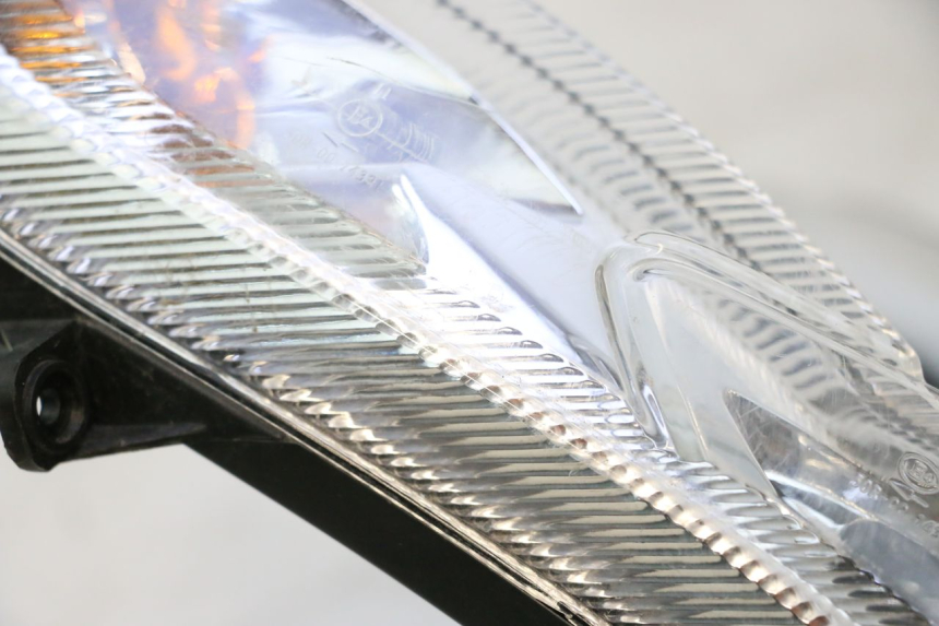 photo de FANALE ANTERIORE PEUGEOT KISBEE 4T 50 (2018 - 2022) - Stato della superficie e materiale