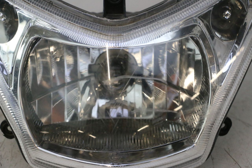 photo de FANALE ANTERIORE PEUGEOT KISBEE 4T 50 (2010 - 2017) - Primo piano ad alta risoluzione