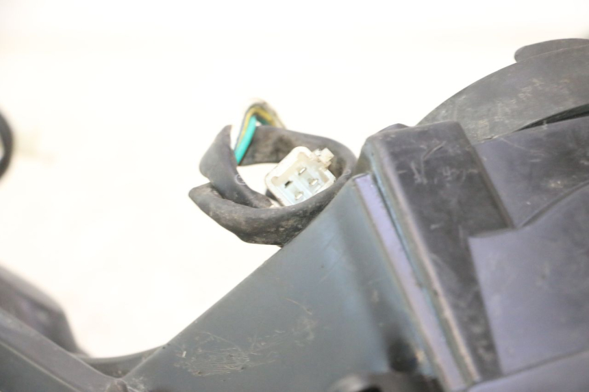 photo de FANALE ANTERIORE PEUGEOT KISBEE 4T 50 (2018 - 2022) - Angolazione alternativa