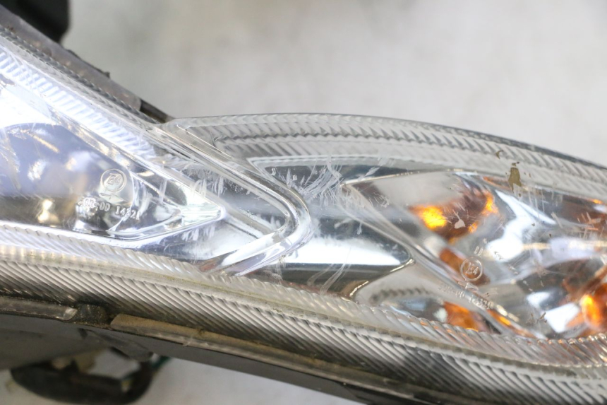 photo de FANALE ANTERIORE PEUGEOT KISBEE 4T 50 (2018 - 2022) - Stato della superficie e materiale