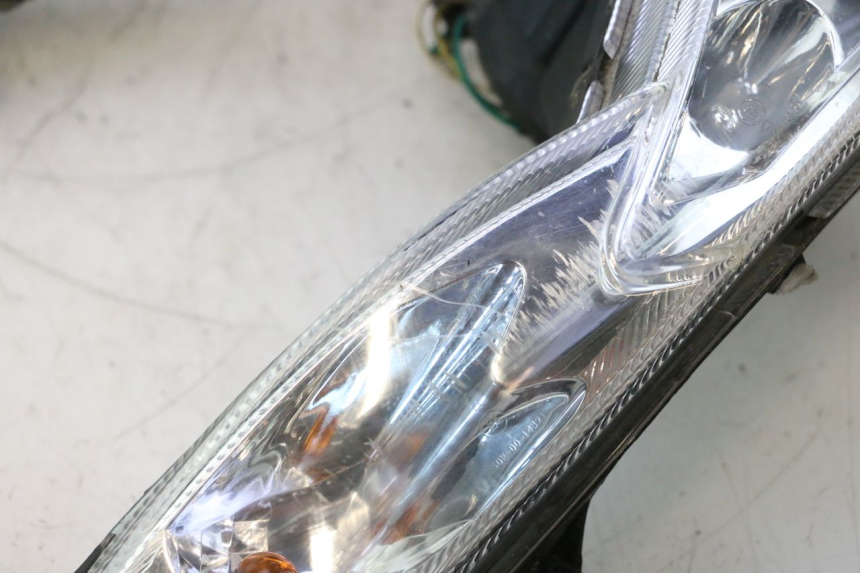 photo de FANALE ANTERIORE PEUGEOT KISBEE 4T 50 (2018 - 2022) - Stato della superficie e materiale