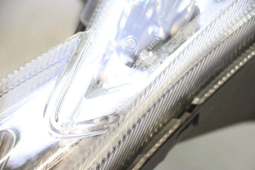photo de FARO ANTERIORE PEUGEOT KISBEE 4T 50 (2023 - 2026) - Stato della superficie e materiale