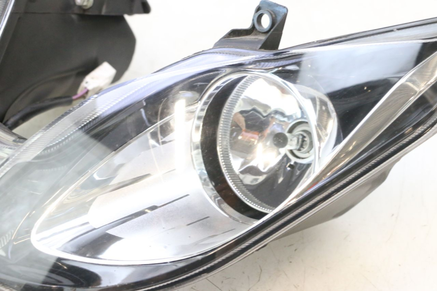 photo de FARO ANTERIORE PIAGGIO MP3 500 (2016 - 2018) - Angolazione alternativa