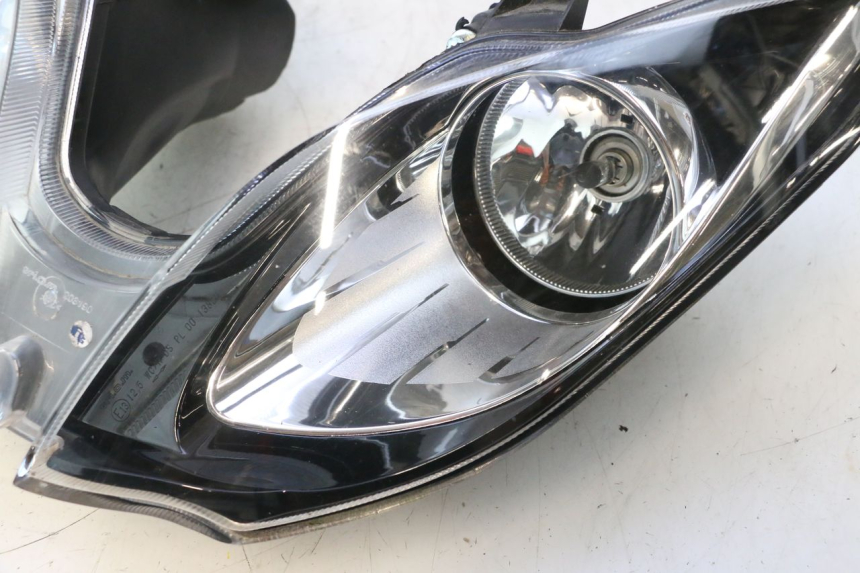 photo de FARO ANTERIORE PIAGGIO MP3 500 (2016 - 2018) - Dettagli dei punti di fissaggio
