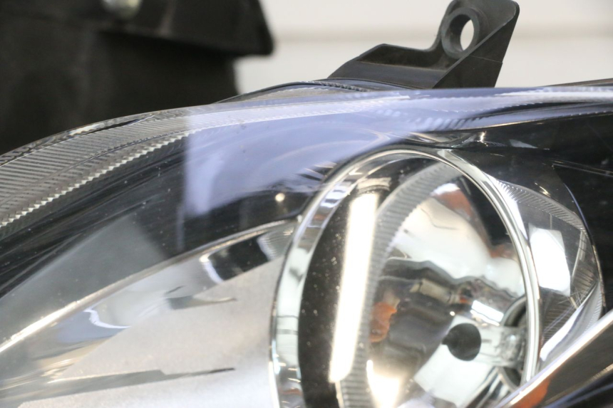 photo de FARO ANTERIORE PIAGGIO MP3 500 (2016 - 2018) - Dettagli dei punti di fissaggio