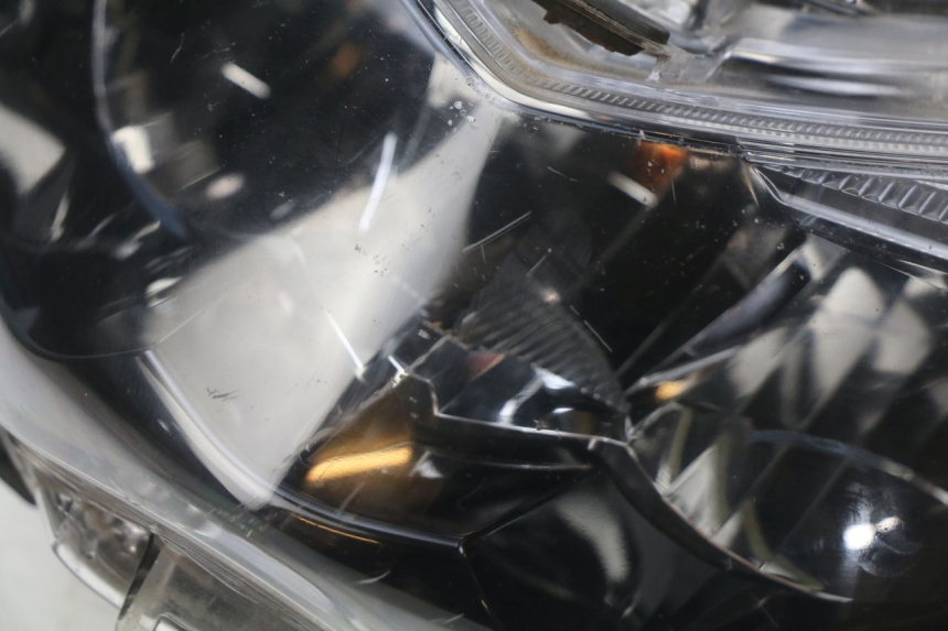 photo de FARO ANTERIORE YAMAHA N-MAX NMAX 125 (2017 - 2020) - Stato della superficie e materiale