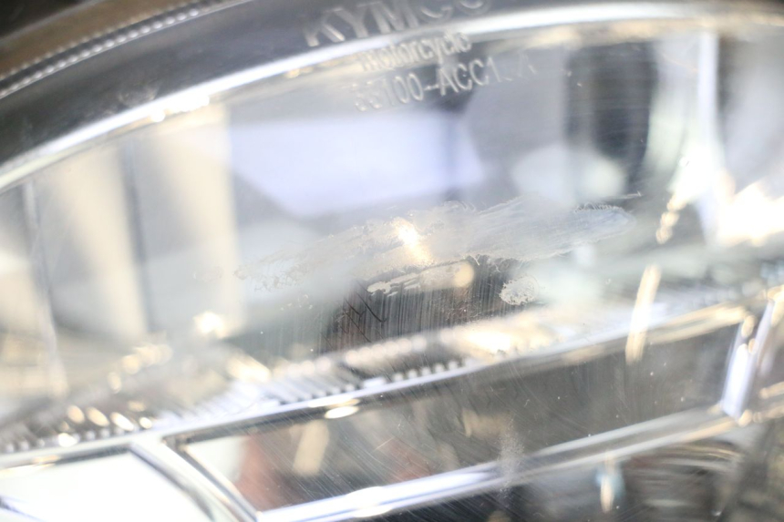 photo de FARO ANTERIORE KYMCO LIKE 4T 50 (2019 - 2025) - Zoom sullo stato d'uso