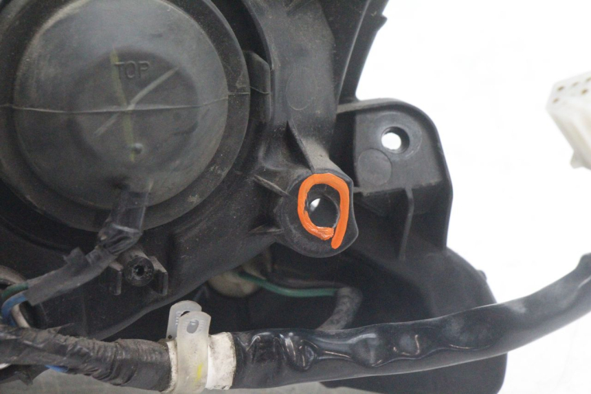 photo de FARO ANTERIORE HONDA PCX (JF28) 125 (2009 - 2011) - Dettagli dei punti di fissaggio