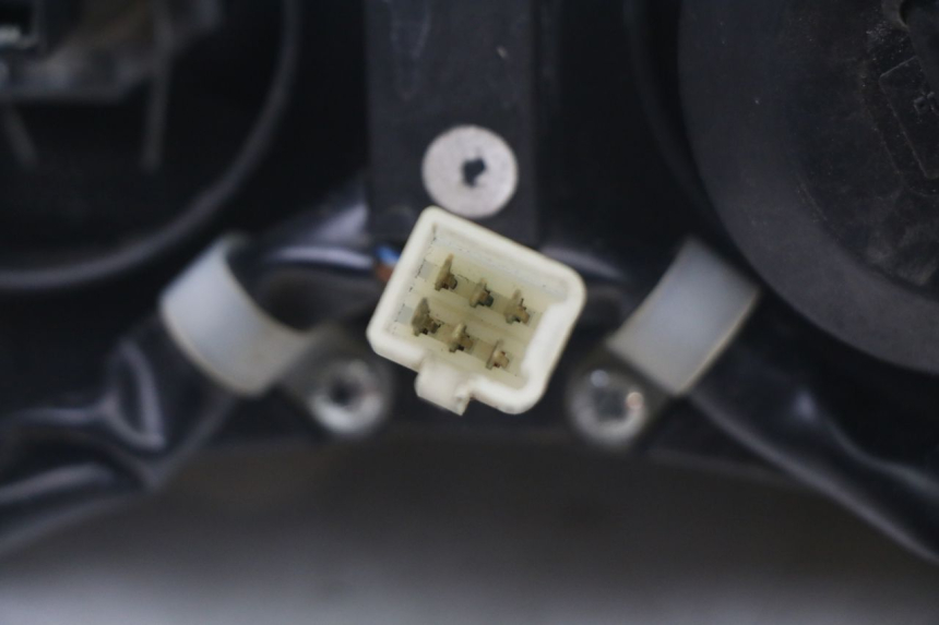 photo de FANALE ANTERIORE PIAGGIO BEVERLY 125 (1998 - 2005) - Dettagli dei punti di fissaggio