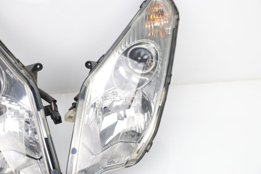 photo de FANALE ANTERIORE PEUGEOT SATELIS COMPRESSOR K15 125 (2006 - 2009) - Primo piano ad alta risoluzione