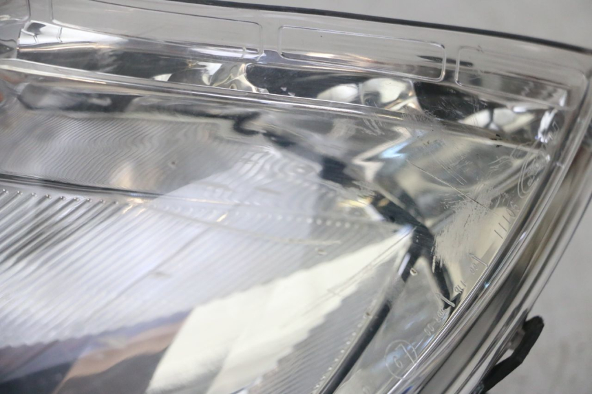 photo de FARO ANTERIORE PEUGEOT SATELIS 125 (2013 - 2018) - Zoom sullo stato d'uso