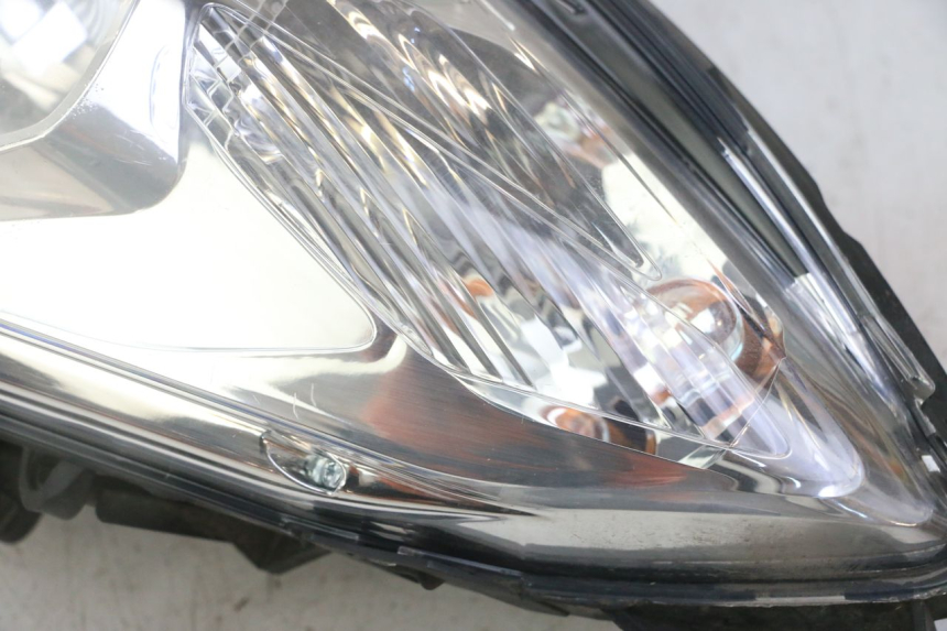 photo de FARO ANTERIORE PEUGEOT SATELIS 125 (2013 - 2018) - Stato della superficie e materiale