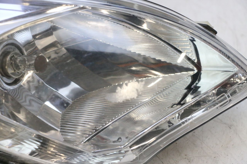 photo de FARO ANTERIORE PEUGEOT SATELIS 125 (2013 - 2018) - Primo piano ad alta risoluzione