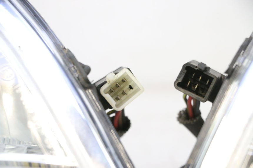 photo de FARO ANTERIORE PEUGEOT SATELIS 125 (2013 - 2018) - Angolazione alternativa