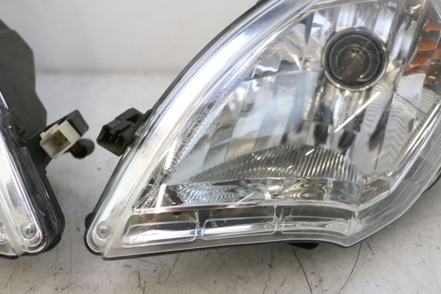 photo de FARO ANTERIORE PEUGEOT SATELIS 125 (2013 - 2018) - Panoramica del profilo
