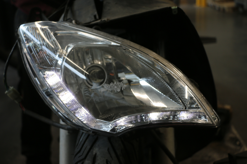photo de FARO ANTERIORE PEUGEOT SATELIS 125 (2013 - 2018) - Zoom sullo stato d'uso