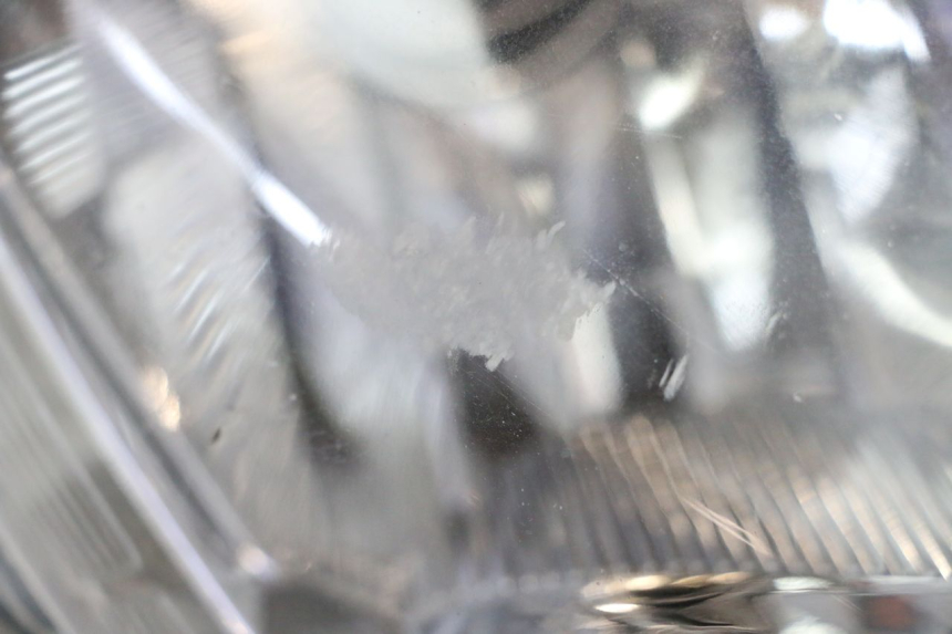 photo de FARO ANTERIORE PEUGEOT SATELIS 125 (2013 - 2018) - Zoom sullo stato d'uso