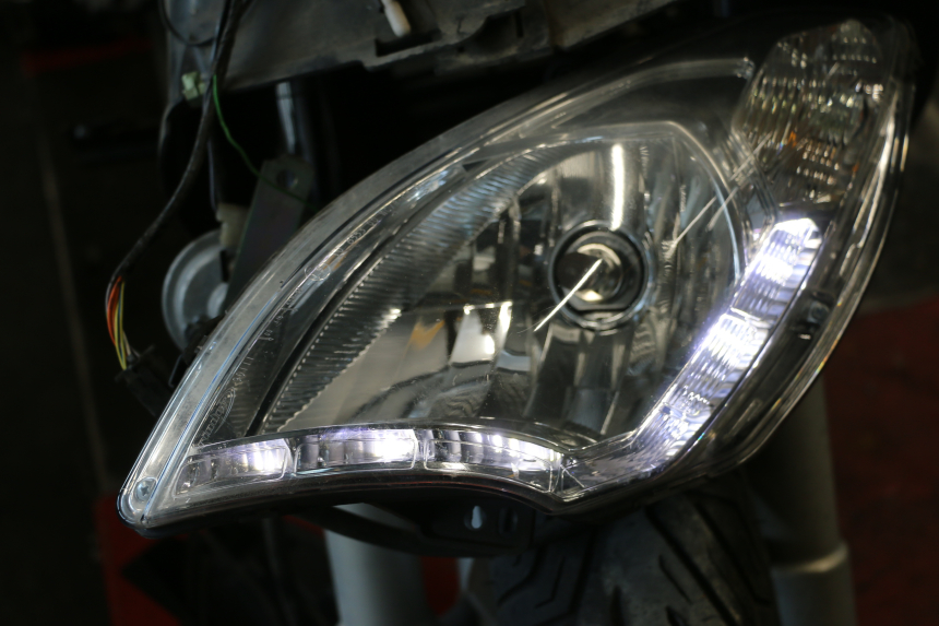 photo de FARO ANTERIORE PEUGEOT SATELIS 125 (2013 - 2018) - Primo piano tecnico