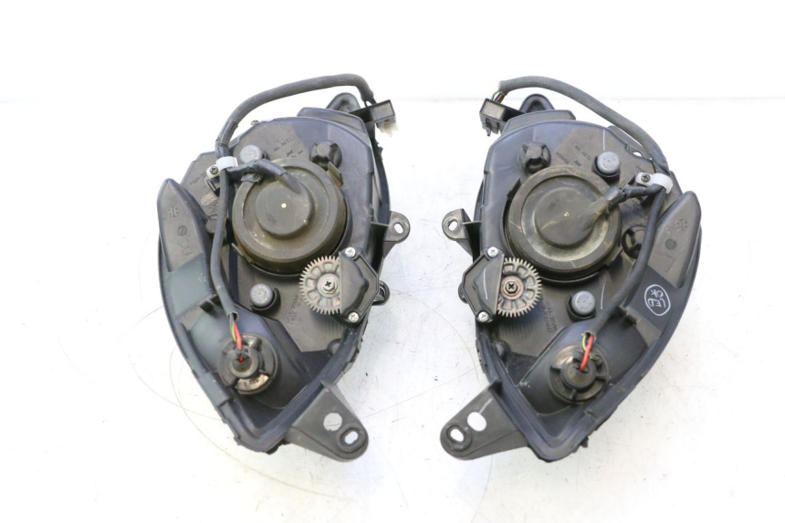 photo de FARO ANTERIORE PEUGEOT SATELIS 125 (2013 - 2018) - Dettagli dei punti di fissaggio