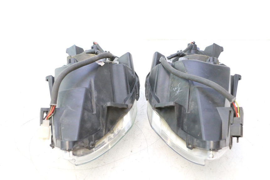 photo de FARO ANTERIORE PEUGEOT SATELIS 125 (2013 - 2018) - Stato della superficie e materiale