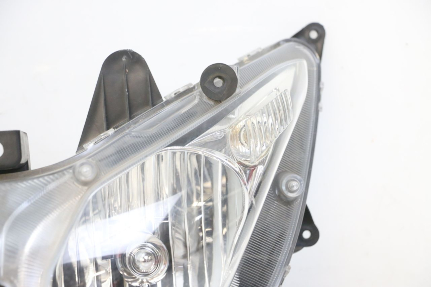 photo de FARO ANTERIORE SUZUKI BURGMAN 125 (2018 - 2021) - Primo piano ad alta risoluzione