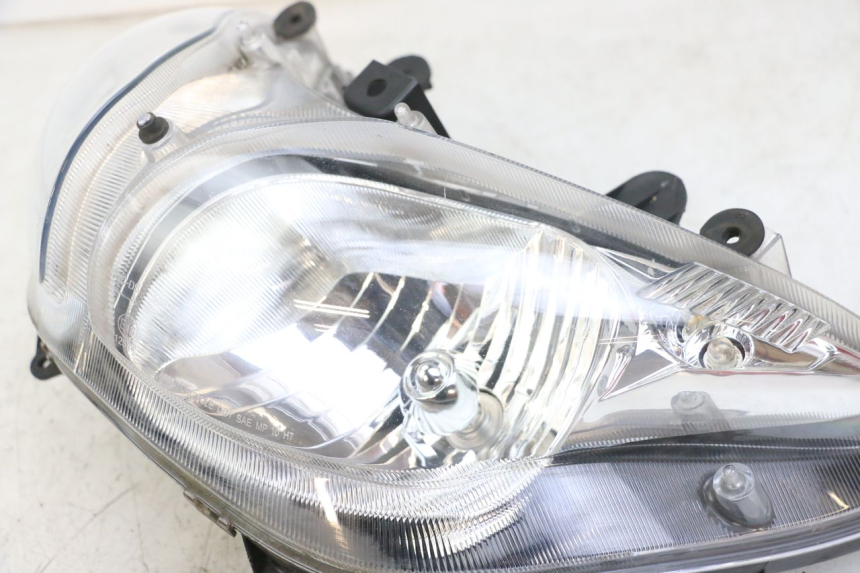 photo de FARO ANTERIORE SUZUKI BURGMAN 125 (2018 - 2021) - Zoom sullo stato d'uso