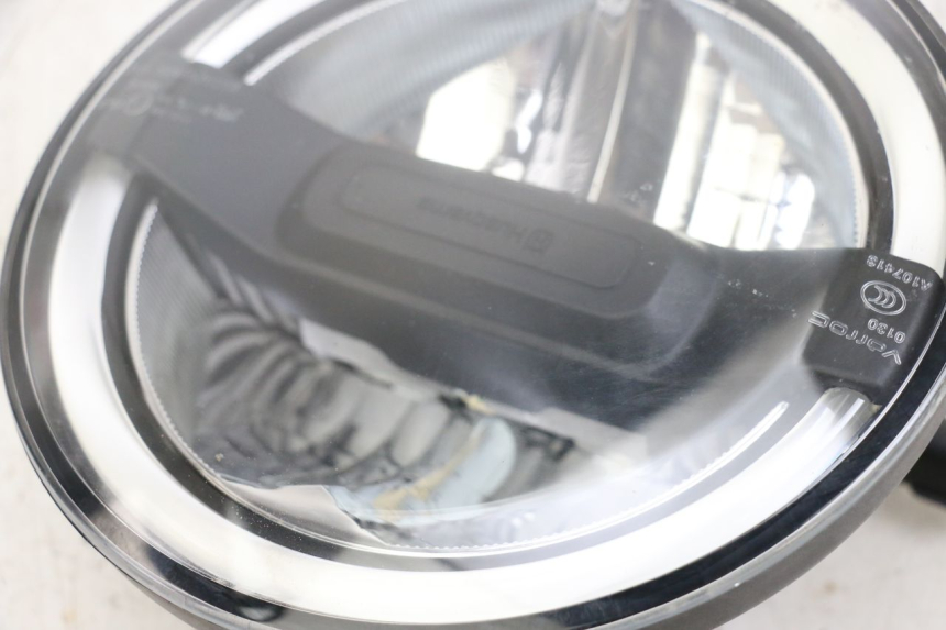 photo de FARO ANTERIORE HUSQVARNA SVARTPILEN 401 (2018 - 2023) - Marcature e riferimenti originali