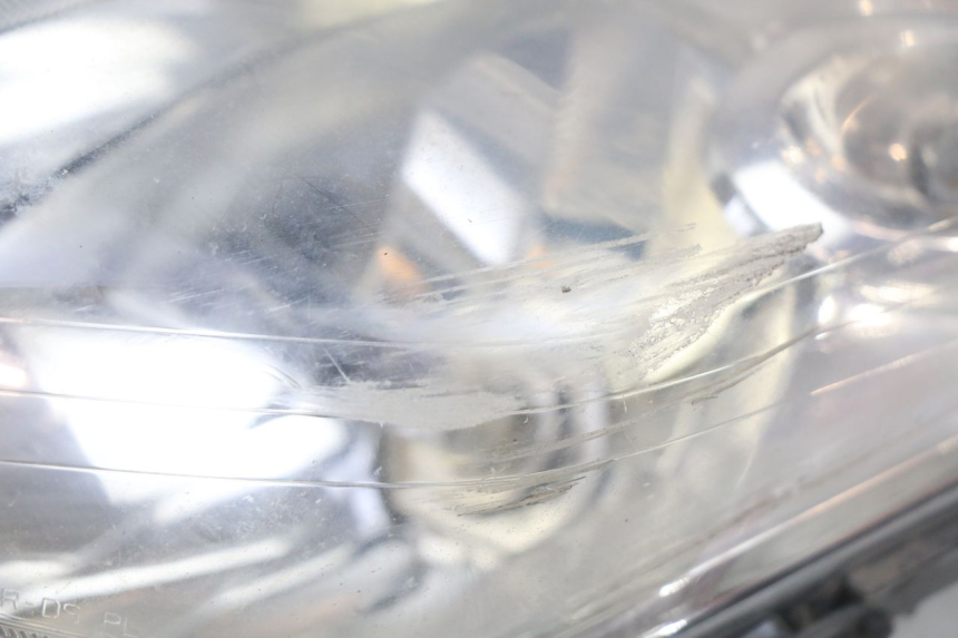 photo de FANALE ANTERIORE YAMAHA XMAX X-MAX 125 (2006 - 2009) - Stato della superficie e materiale