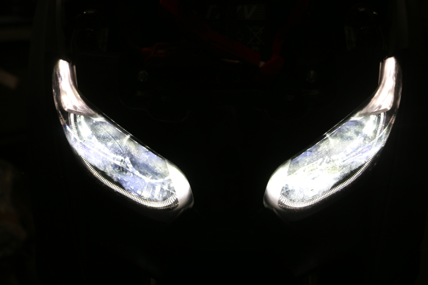 photo de FARO ANTERIORE YAMAHA XMAX X-MAX 125 (2021 - 2025) - Marcature e riferimenti originali