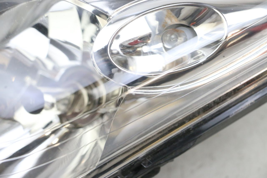 photo de FANALE ANTERIORE YAMAHA XMAX X-MAX 125 (2006 - 2009) - Dettagli dei punti di fissaggio