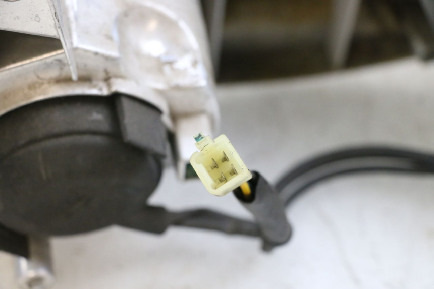 photo de FANALE ANTERIORE YAMAHA X-MAX XMAX 125 (2010 - 2013) - Dettagli dei punti di fissaggio