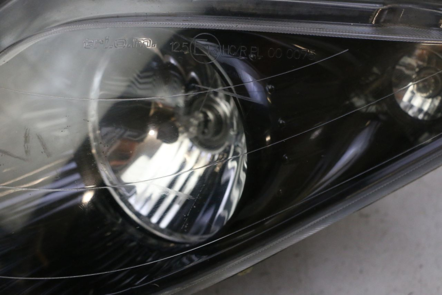 photo de FANALE ANTERIORE PIAGGIO XEVO - X EVO 125 (2007 - 2017) - Stato della superficie e materiale