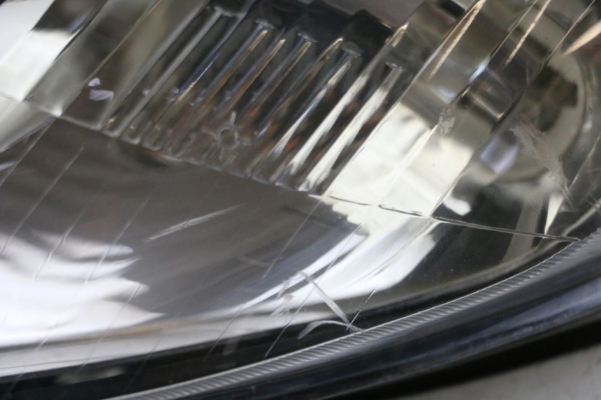 photo de FANALE ANTERIORE YAMAHA YP MAJESTY 125 (2002 - 2006) - Dettagli dei punti di fissaggio