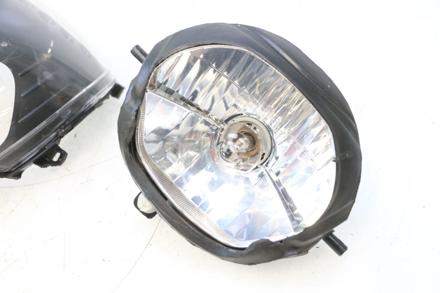 photo de FANALE ANTERIORE PIAGGIO ZIP 2T 50 (2009 - 2019) - Focus sulla struttura