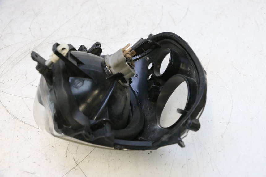 photo de FANALE ANTERIORE PIAGGIO ZIP 4T 50 (2018 - 2020) - Stato della superficie e materiale