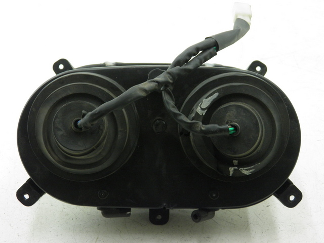 photo de FARO ANTERIORE ZNEN ZN50QT-Q 50 (2010 - 2012) - Stato della superficie e materiale