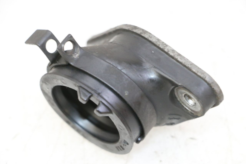 photo de COLLETTORE ASPIRAZIONE HONDA CBF 125 (2009 - 2015) - Primo piano tecnico