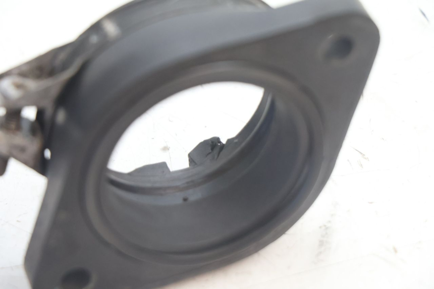 photo de COLLETTORE ASPIRAZIONE SUZUKI DR S 600 (1985 - 1989) - Dettagli dei punti di fissaggio