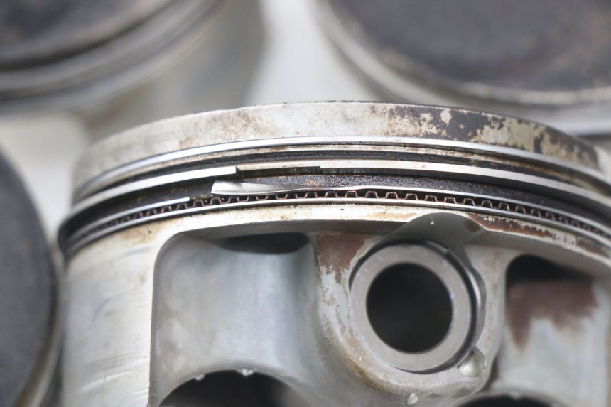 photo de PISTONE YAMAHA FJR ABS 1300 (2006 - 2012) - Zoom sullo stato d'uso