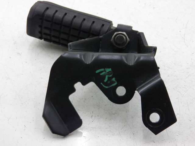 photo de PEDANA POSTERIORE DESTRA SUPPORTO APRILIA SCARABEO 100 (2003 - 2012) - Dettaglio del componente